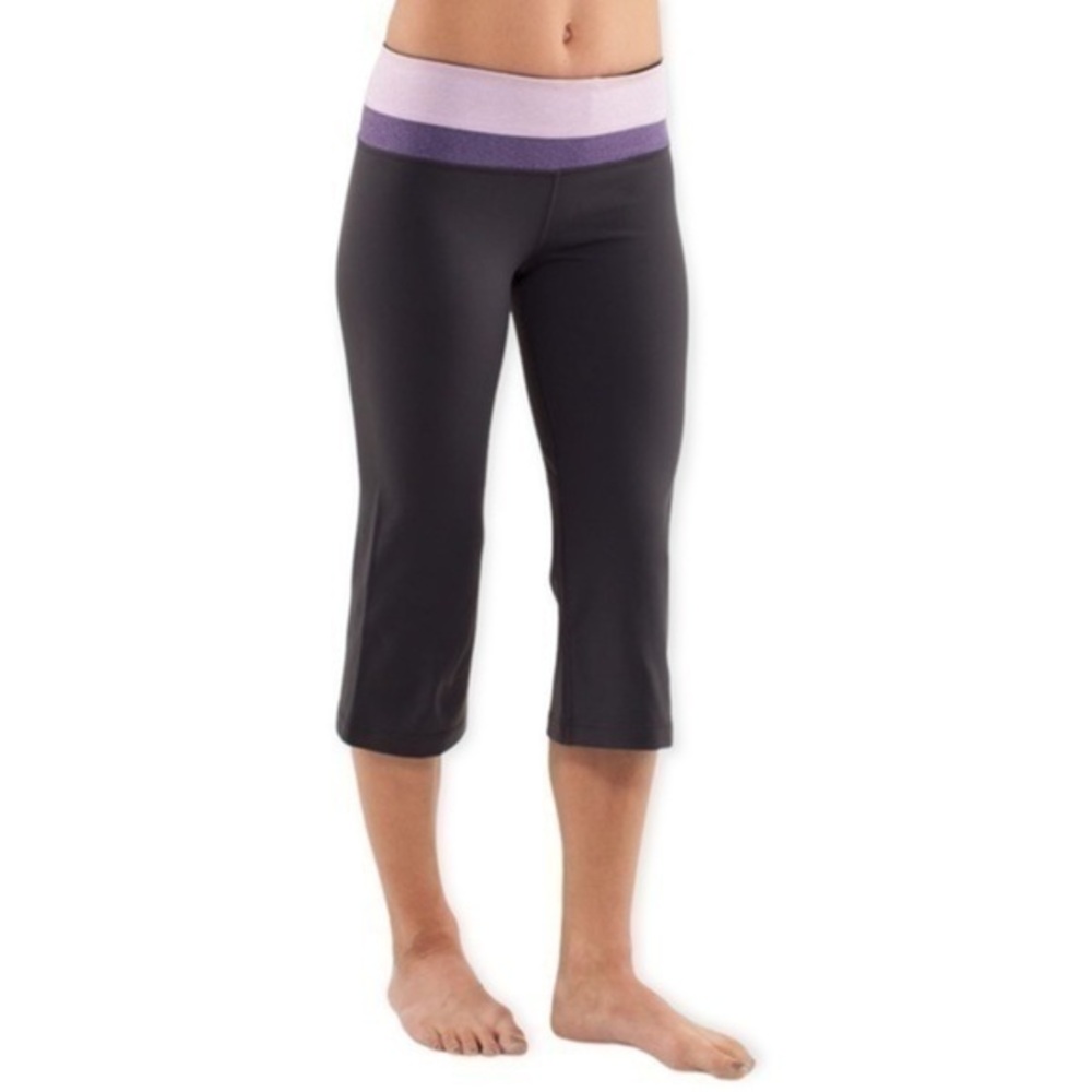 Lululemon Women’s Size 6 Coal Concord Grape Reversible Groove Crop Leggings.